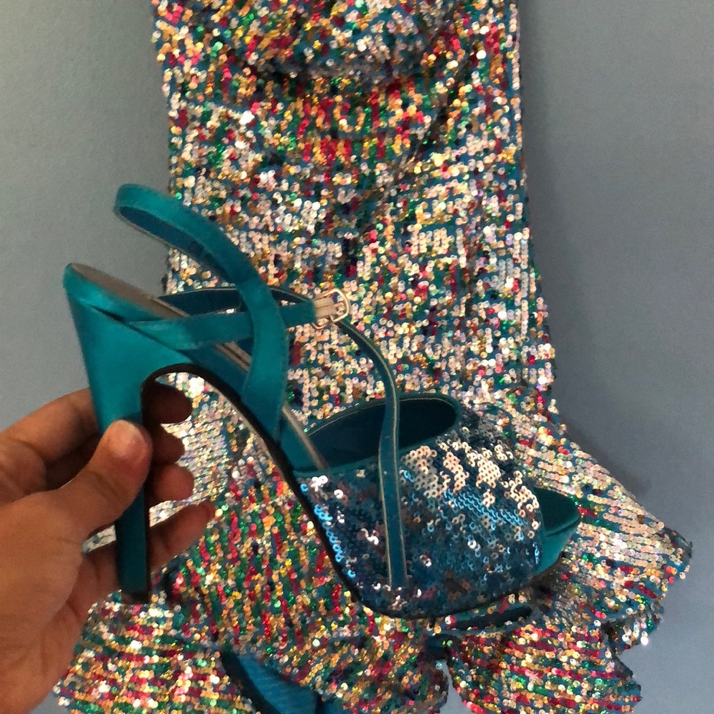 Blue sequins pumps